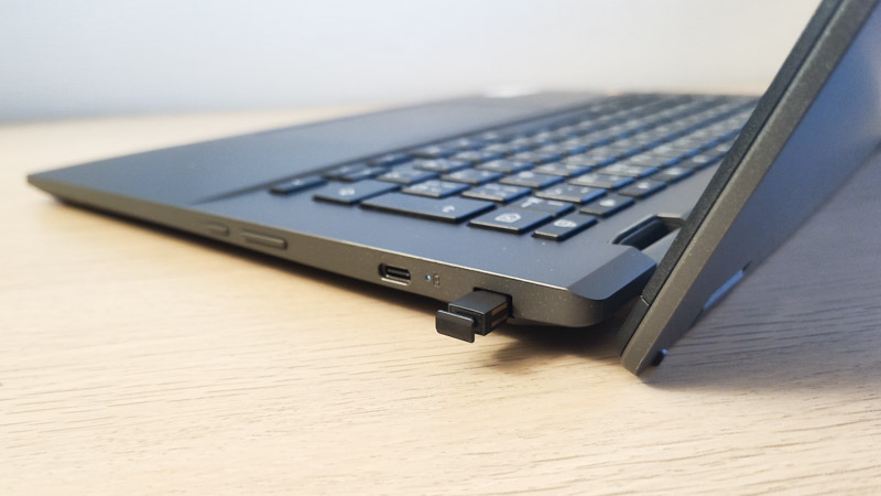 ASUS Chromebook CM14 Flip 本体に収納されデジタルペン
